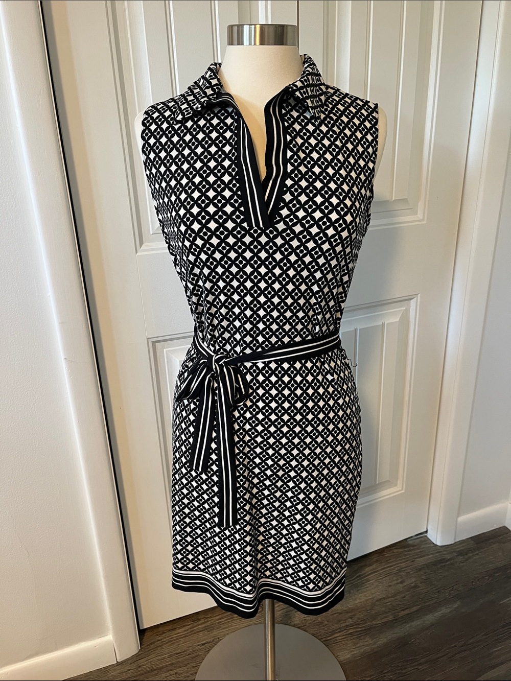 Max Studio Black & White Geometric Sleeveless Tie-Waist Dress